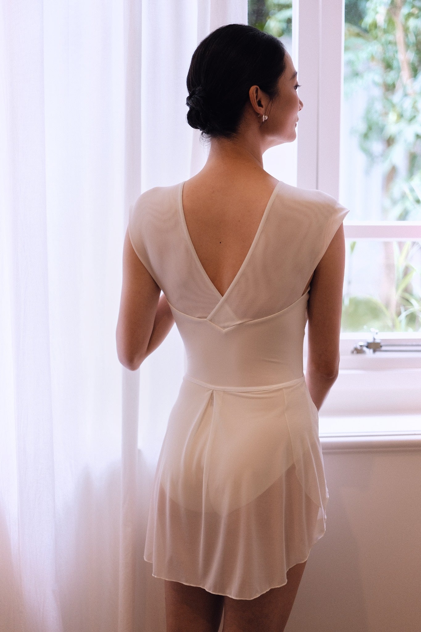 Dawn White Melt Mesh Ballet Skirt features a sophisticated gathered detail at the center back, adding a refined touch and enhances the skirt’s shape.