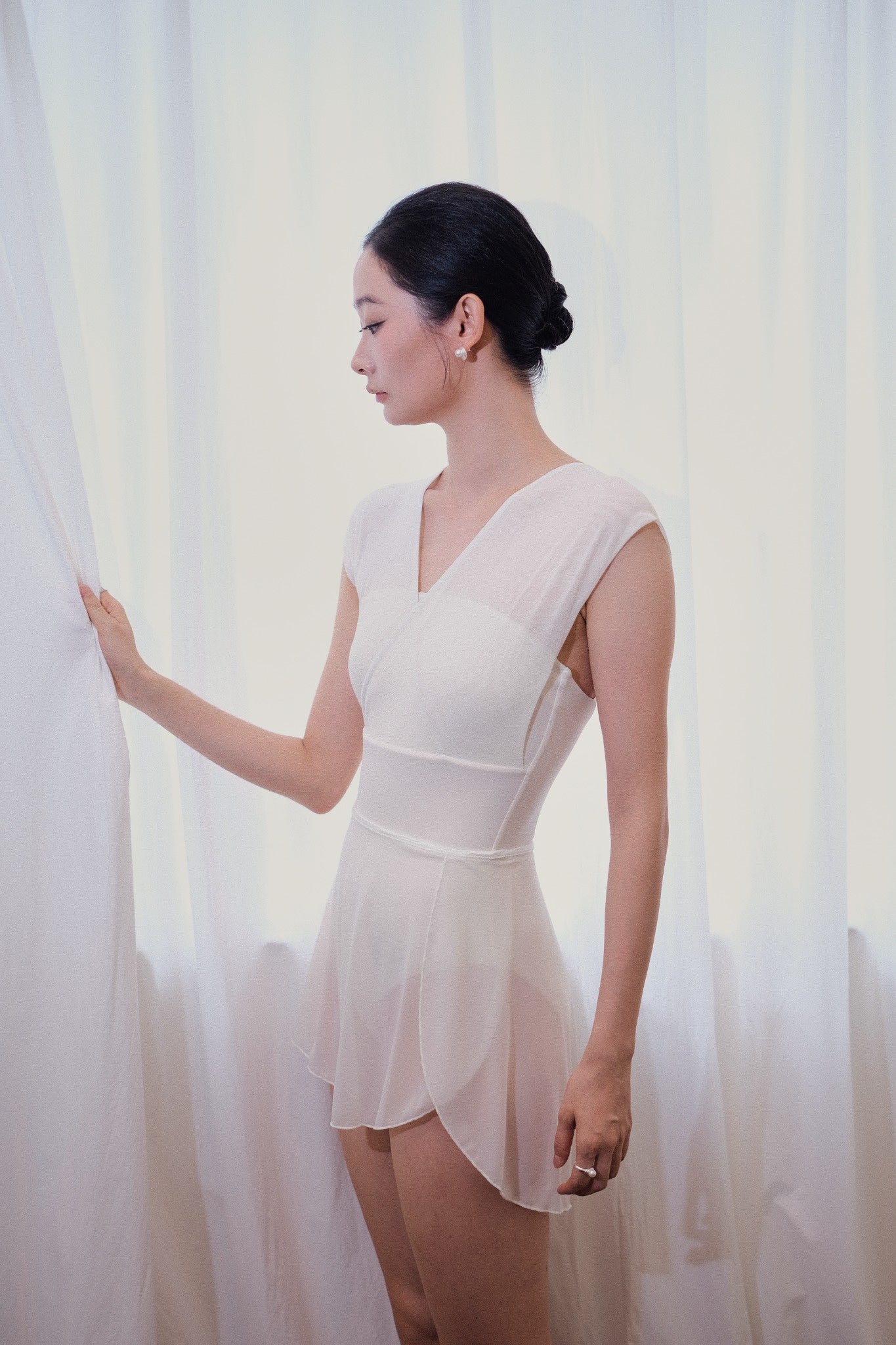 「No.10」Mesh Cross-collar Leotard features a gentle 14cm neckline that supports and provides ultimate comfort