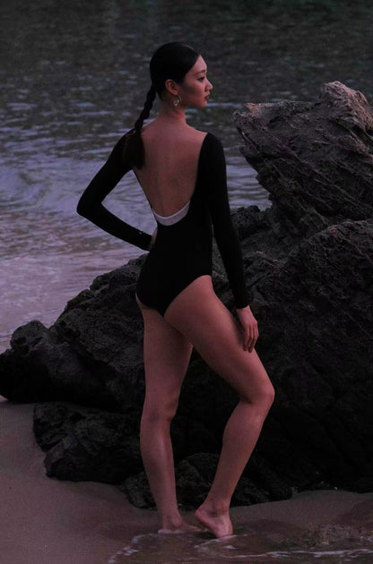 The New Moon Wide Boatneck Long Sleeve Leotard features a new-moon shaped mesh which is intricately embroidered with premium Japanese silver-thread tulle