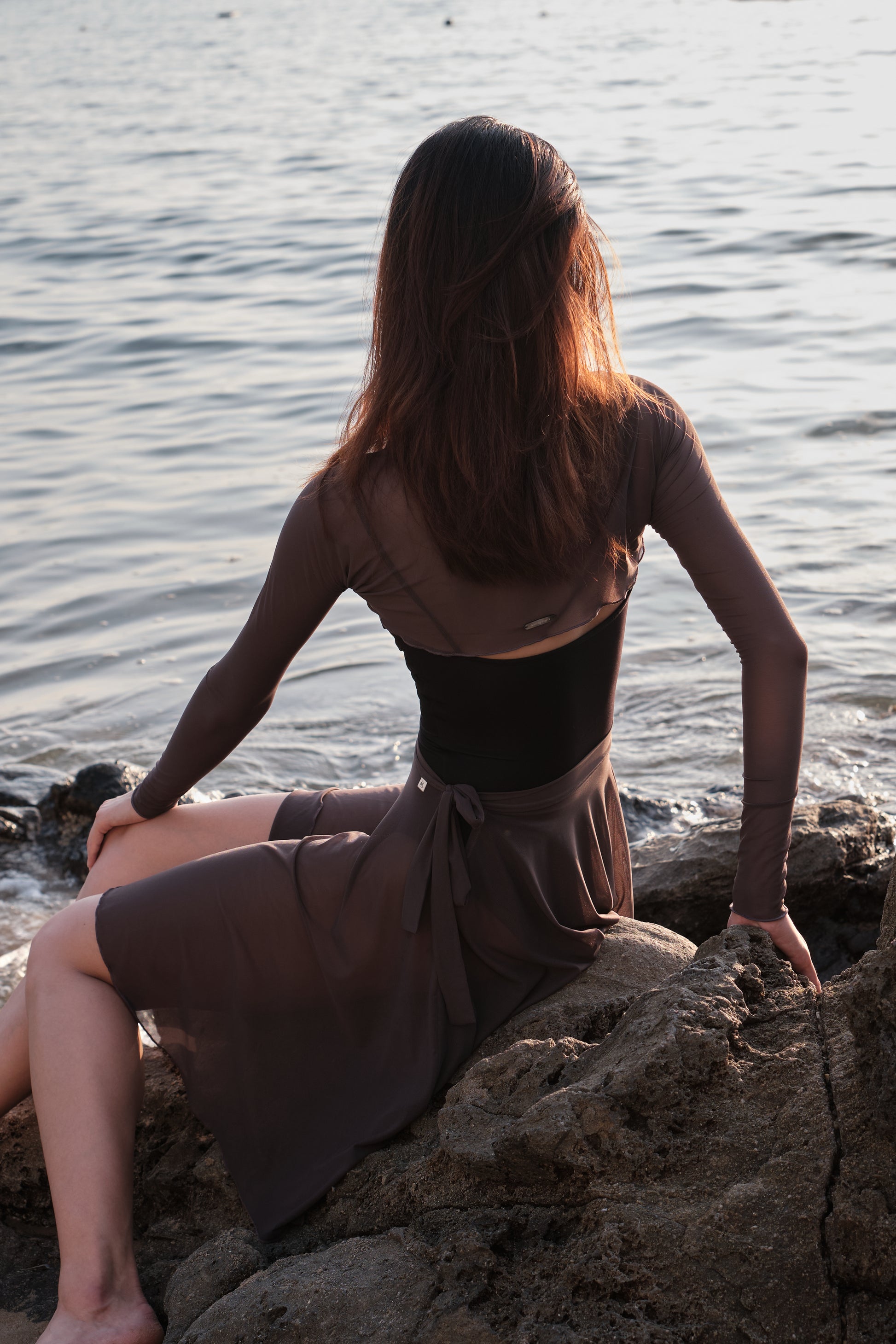 Ultra-Stretch Ballet Mesh Shrug - Moon Edition is made with GRS-Certified Eco-Friendly Yarn, making the arm warmers durable with excellent elasticity and breathability.